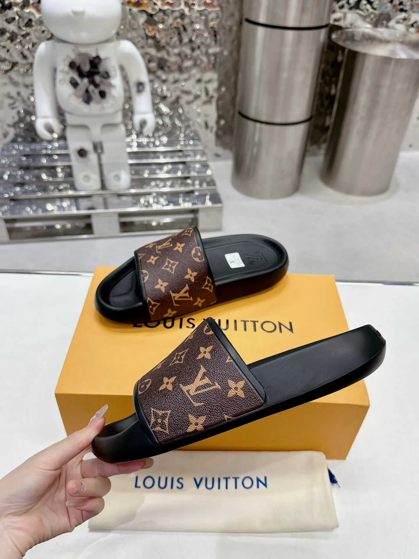 [L Home] P: 300💰 ▪️Shoe size: Women's 35-40 Men's 38-46▪️Packaging: Counter top quality~original packaging 𝟐𝟎𝟐3 New embossed slippers at Louis Vuitton counters, lv monogram embossed slippers, Waterfront sandals are back, the upper buckle is embossed with lv's iconic Monogram pattern. Made of waterproof rubber with a comfortable and resilient insole. The lightweight, flexible outsole is embossed with the Louis Vuitton logo. ▪️Fabric: Original molded rubber foam surface ▪️Technology: embossed logo ▪️Sole: Original molded rubber foam outsole ▪️Sole thickness: 3CM.